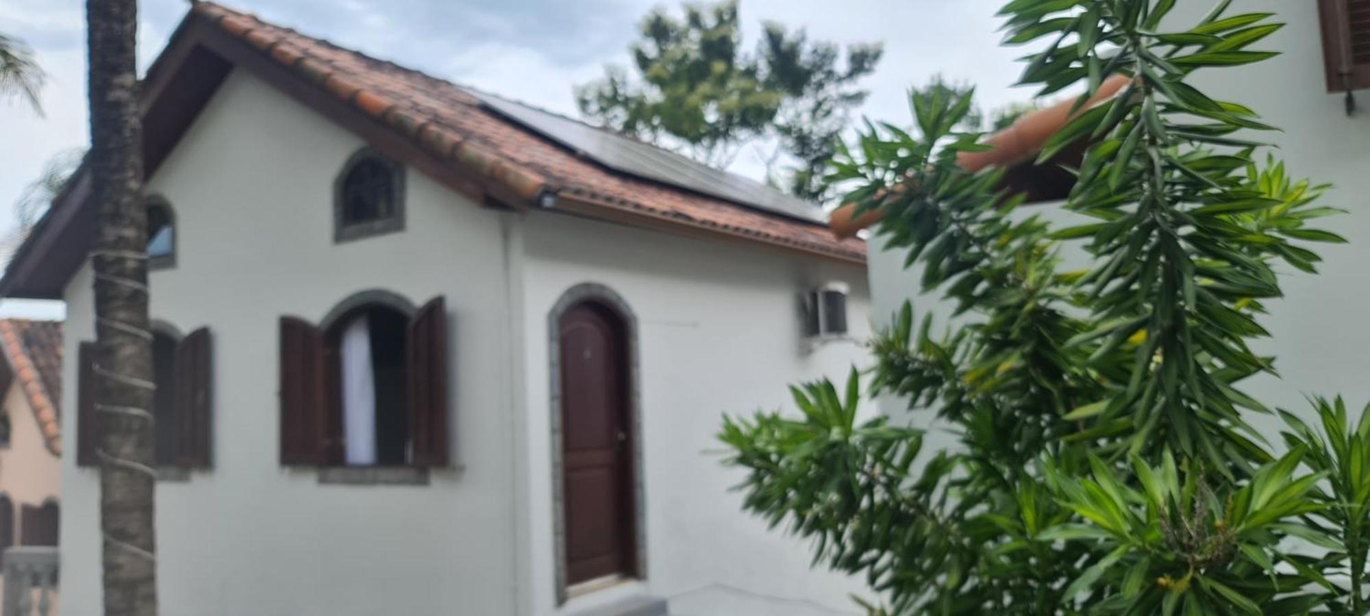 Pousada Nossa Senhora Penedo Szoba fotó Solar panels on a house in Brazil